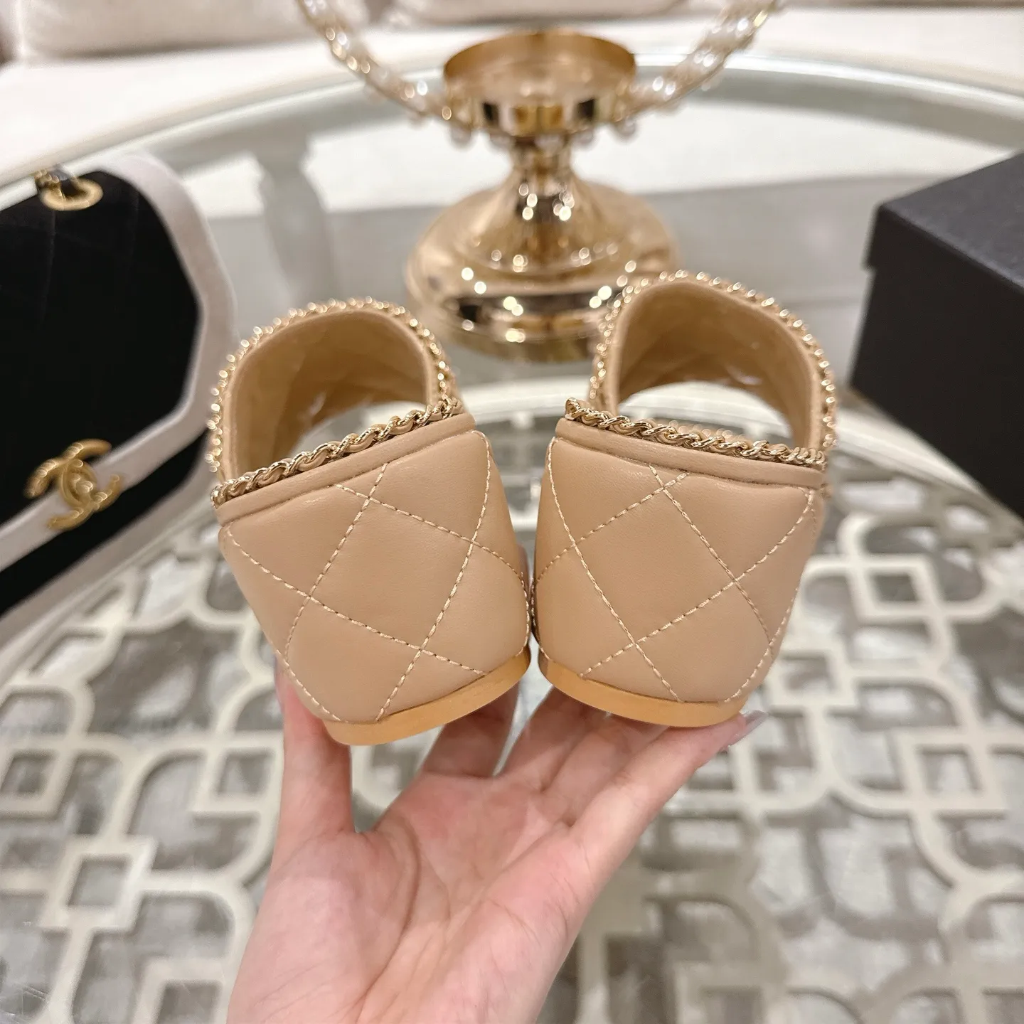 👟👟Ex-factory price 600👟👟 𝐂𝐇𝐀𝐍𝐄𝐋 | Xiaoxiang 25𝐬𝐬 🦋2025 Spring and Summer New Products Counter Classic Xiaoxiang Double C Diamond Chain Slippers Series New〰 🍬 The absolute best in the BS fashion circle. Matching will perform meticulously Minimalist, classic elements that will never fade away 💋 Show unique dressing style, too beautiful to say anything. A must-have for summer... Upper: Original high-customized lambskin Lining: Imported mixed sheepskin lining Outsole: Original molded non-slip outsole Shoe size: 35-39 (34.40.41.42 customization is not returnable)